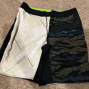 Reebok Men’s shorts size is 32 waist color is black with others drawstring.